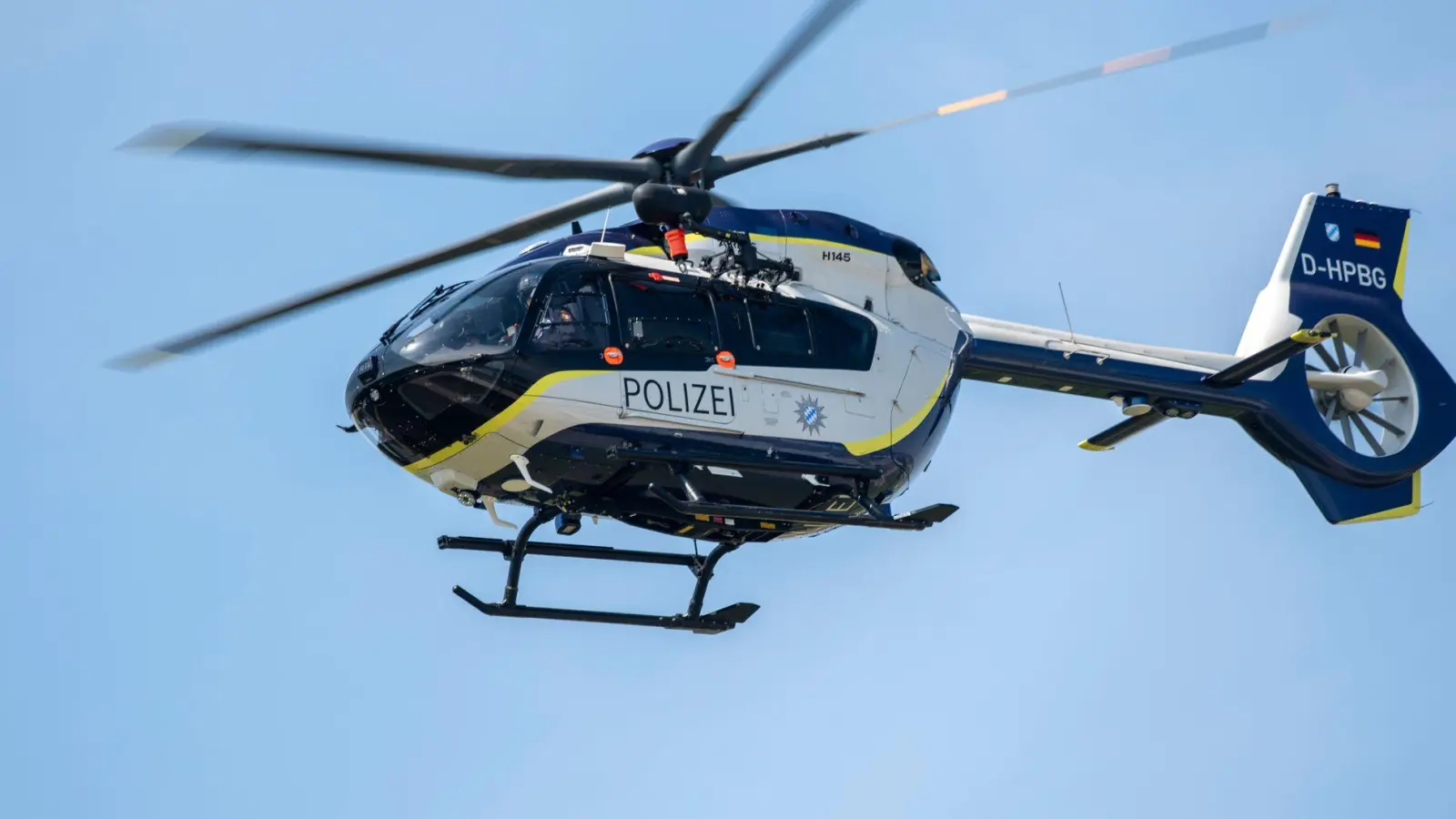 Bei der Suche hilft auch ein Hubschrauber. (Symbolbild) (Foto: Stefan Puchner/dpa)