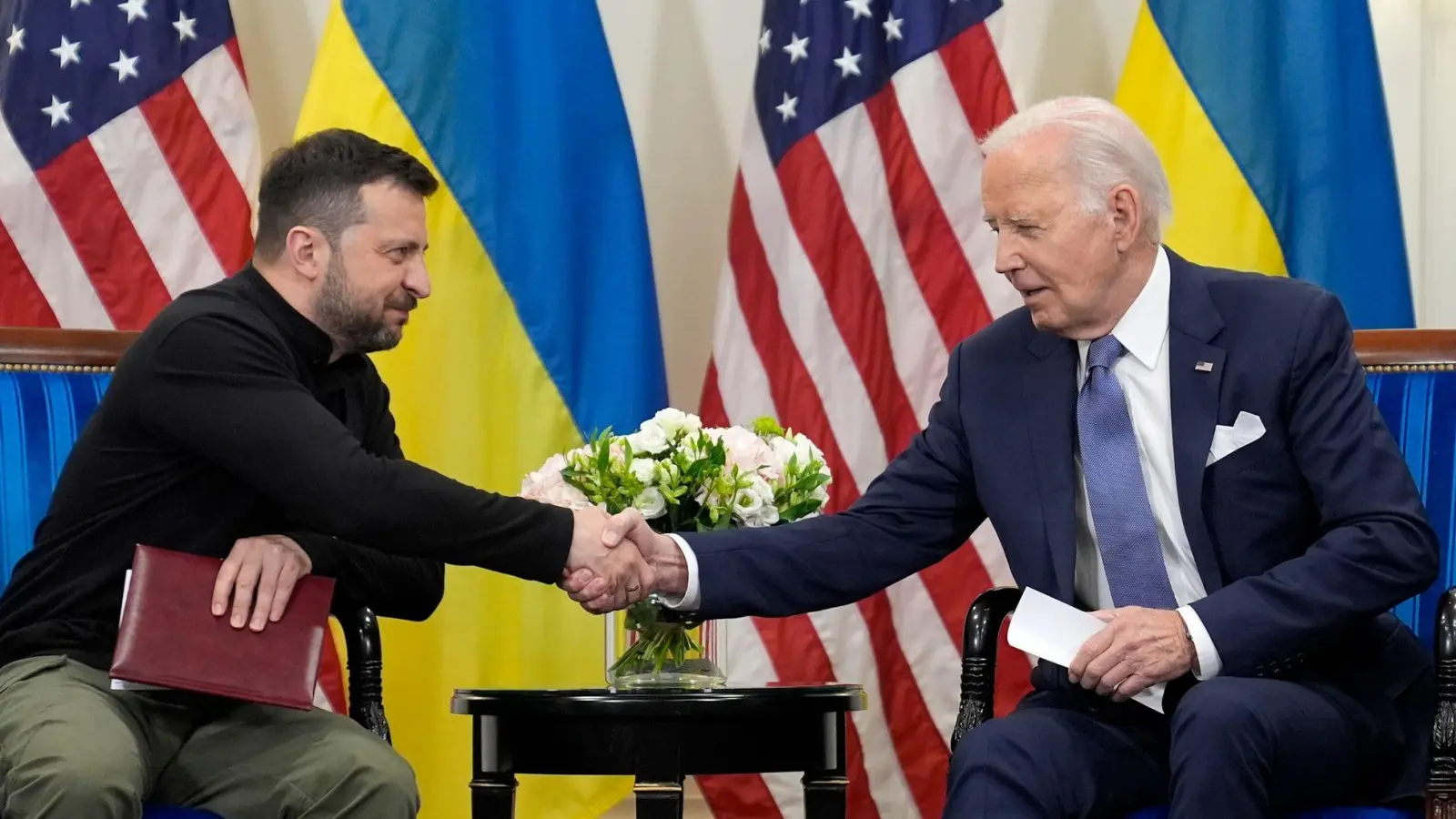 Joe Biden und Wolodymyr Selenskyj bei einem Treffen in Paris. (Foto: Evan Vucci/AP)