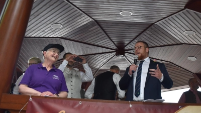 Vor dem Bieranstich ergriffen Bürgermeister Alexander Müller (links) und danach Dekanin Ursula Brecht das Wort. Stellvertretender Bürgermeister Dollinger hielt dies im Bild fest. (Foto: Ute Niephaus )