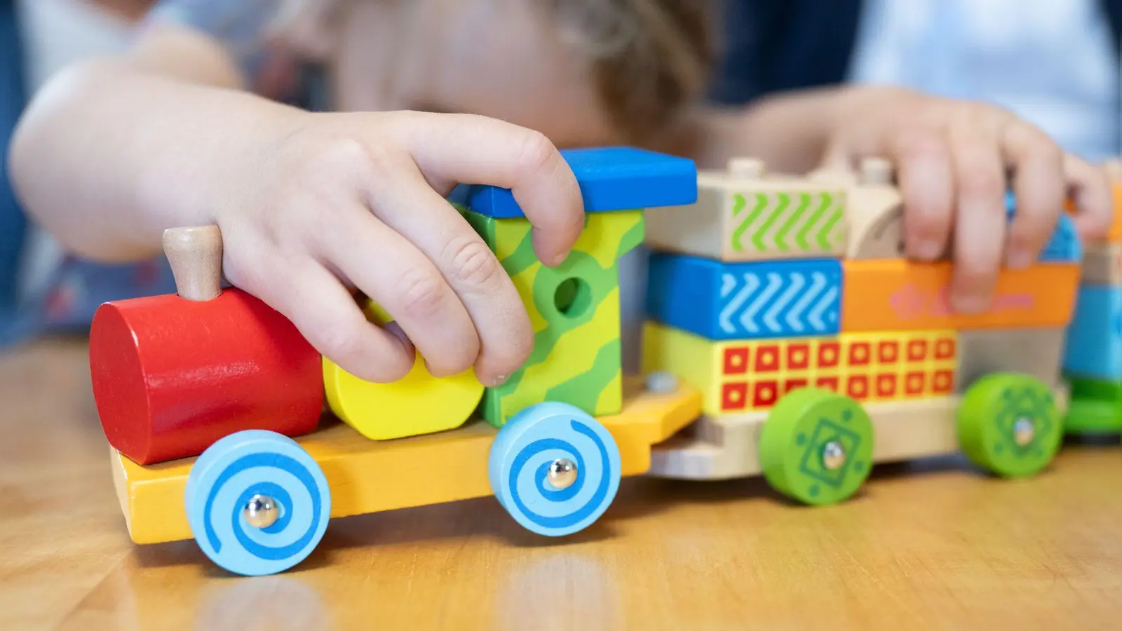 Neben KI-Spielzeug bleiben auch Klassiker wie Eisenbahnen gefragt. (Foto: Sebastian Kahnert/dpa)