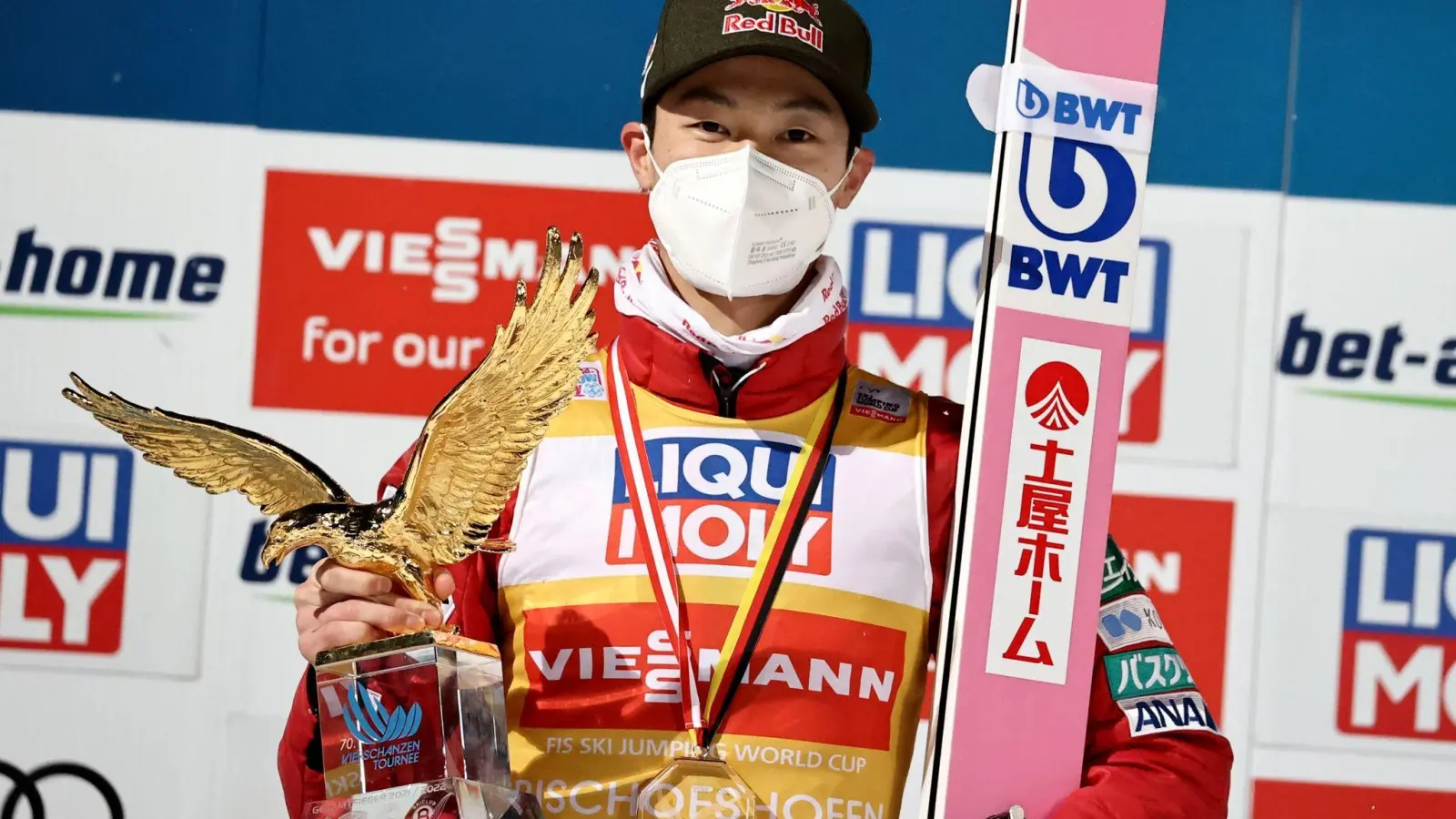 Ryoyu Kobayashi jubelt mit dem Pokal für den Gesamtsieger, einem goldenen Adler, über den Gesamtsieg der Vierschanzentournee. (Foto: Daniel Karmann/dpa)