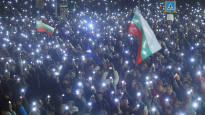 Menschen gingen mit Flaggen und Lichtern auf die Straße.  (Foto: Valentina Petrova/AP/dpa)