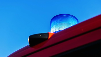 Erst als die Feuerwehr anrückte, war die Gefahr vorbei.  (Symbolbild: Philipp von Ditfurth/dpa)