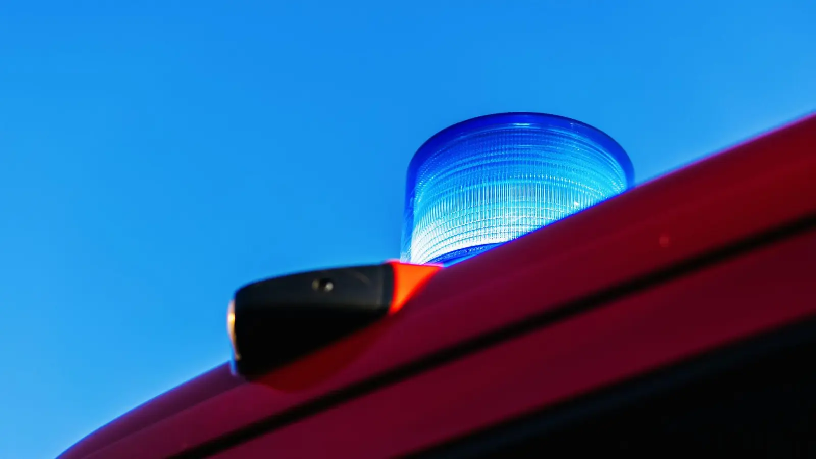 Erst als die Feuerwehr anrückte, war die Gefahr vorbei.  (Symbolbild: Philipp von Ditfurth/dpa)