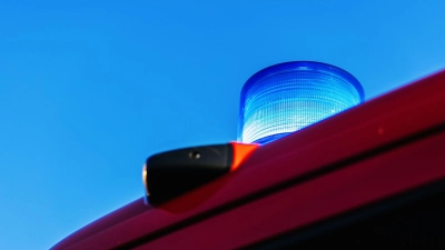 Zu einem Waldbrand auf dem Ansbacher Bocksberg ist die Feuerwehr ausgerückt.  (Symbolbild: Philipp von Ditfurth/dpa)