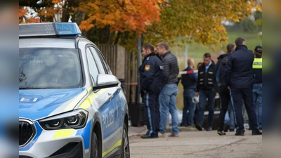 Angehörige wählten nach der Tat den Notruf und riefen die Polizei. (Foto: Felix Kirberg/dpa)