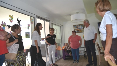 Bürgermeister Reinhard Streng und Pflegedienstleiterin Heidi Maar (Vierte von links) wurden von den Teilnehmerinnen und Teilnehmern in der ambulant betreuten Wohngemeinschaft vieles gefragt. (Foto: Anita Dlugoß)