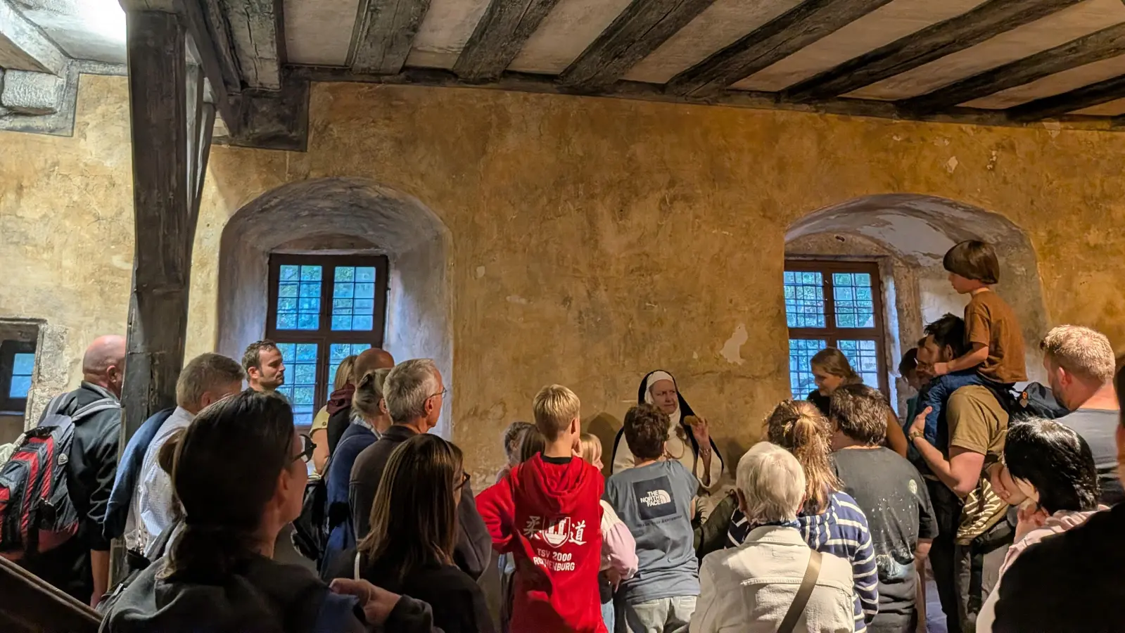 Rund 60 kleine und große Gäste lauschten den Geschichten von Nonne Sabine beim Museumsfest am Samstagabend. (Foto: RothenburgMuseum)