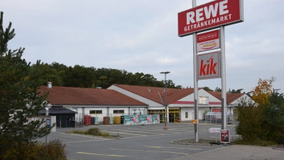 Ein Rewe-Getränkemarkt und eine Kik-Filiale existieren auf dem Grundstück an der Ansbacher Straße bereits. Sie sollen durch einen Lidl-Neubau ergänzt werden. (Foto: Florian Schwab)