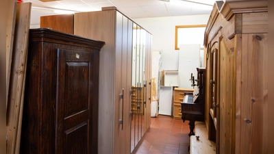 In jedem Haushalt gibt es Dinge, die nicht mehr benötigt werden, aber zu schade zum Wegwerfen sind. Im Gebrauchtwarenhof Dinkelsbühl finden ausgediente Gegenstände eine neue Verwendung. (Foto: Florian Eichinger)