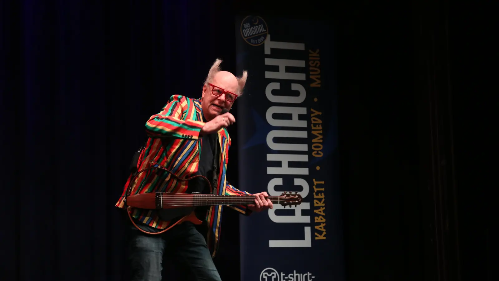 Reimt munter drauflos: Moderator Atze Bauer. (Foto: Martina Kramer)