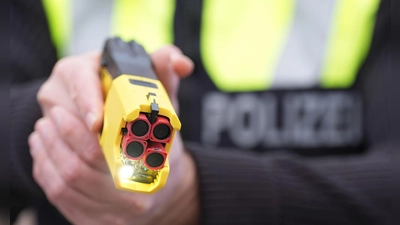 Elektroschockgeräte wirken oft schon bei ihrem reinen Anblick abschreckend. (Symbolbild) (Foto: Marcus Brandt/dpa)