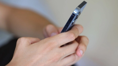 Mit seinem Handy hat ein 20-Jähriger in Ansbach ein Schaufenster eingeworfen. (Symbolbild: Karl-Josef Hildenbrand/dpa)