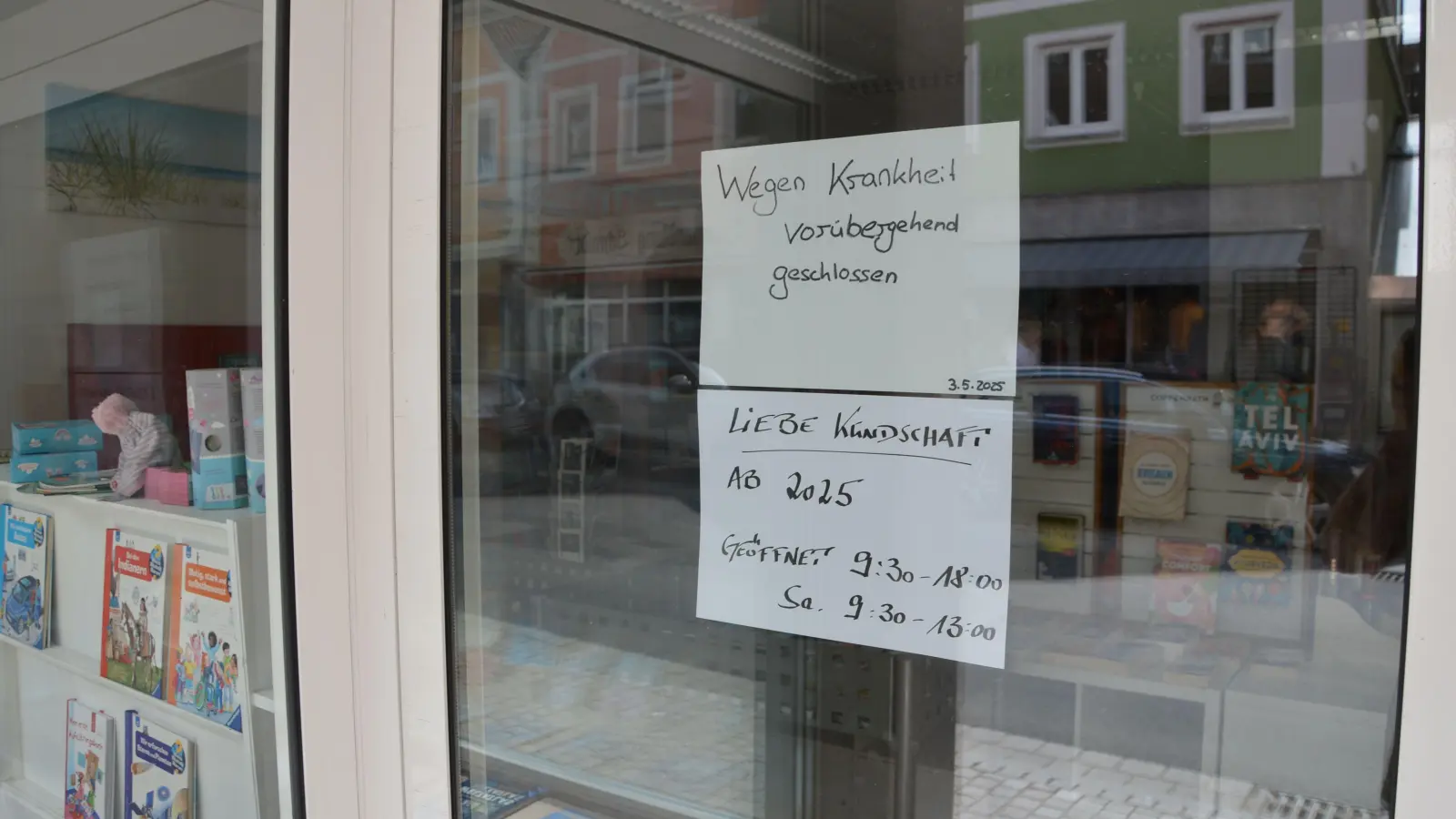 Von wegen „vorübergehend geschlossen“: Der Buchladen und die Postfiliale in der Bamberger Straße 3 sind offenbar dauerhaft dicht. (Foto: Patrick Lauer)