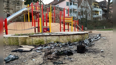 Erst vor wenigen Monaten war der Spielplatz im Stadtgraben nach der Sanierung freigegeben worden. Jetzt muss ersteinmal aufgeräumt werden. (FLZ-Leserfoto: Sascha Wächtler)