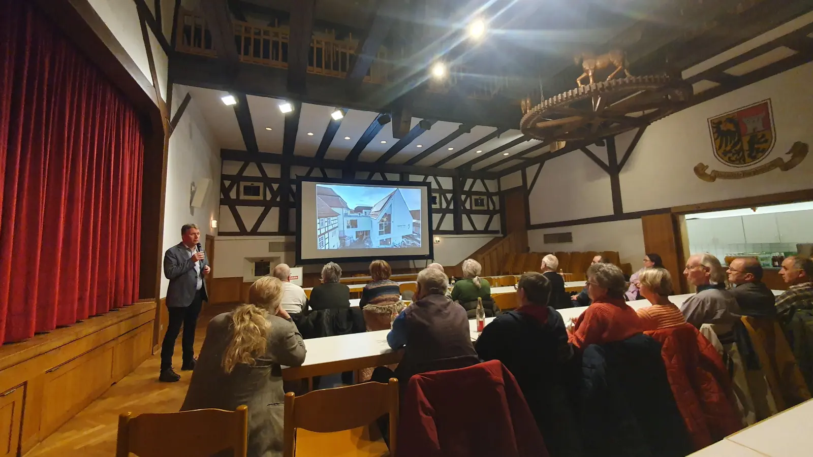 Rund 30 Personen kamen zur Bürgerversammlung in die Burgbernheimer Roßmühle und lauschten den Worten von Stadtoberhaupt Matthias Schwarz (links). (Foto: Anna Franck)