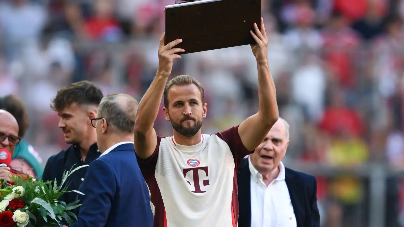 Vor dem Spiel gegen Freiburg bekommt Bayern-Stürmer Harry Kane die Torjäger-Kanone für die vergangenen Bundesliga-Saison. (Foto: Sven Hoppe/dpa)