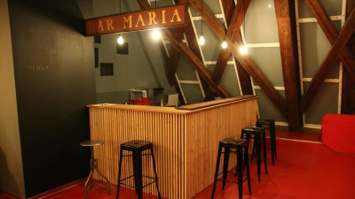 Die Theke im Landestheater Dinkelsbühl ist wohlbekannt. Mit neuem Anstrich trägt sie nun den Namen „Bar Maria”. (Foto: Stefan Neidl)