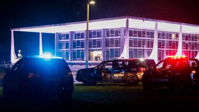 Sicherheitskräfte riegeln nach den Explosionen den Obersten Gerichtshof in Brasília ab. (Foto: Bruno Peres/Agencia Brazil/dpa)