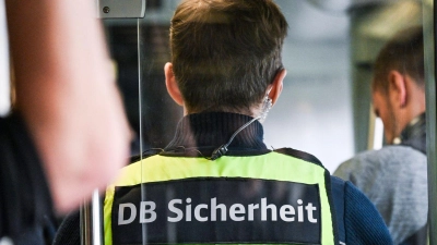Ein Bahn-Mitarbeiter stürzte aus dem Zug und erlitt lebensgefährliche Verletzungen. (Symbolbild) (Foto: Jens Kalaene/dpa)