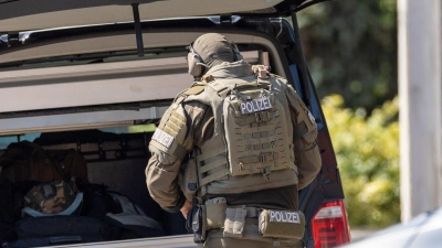 Nach einem anonymen Hinweis über ein Waffenlager rückt das SEK an. (Symbolbild) (Foto: Heiko Becker/dpa)