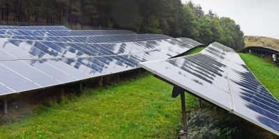 Bei klassischen Freiflächen-Photovoltaikanlagen wie auf dem Foto ist der Abstand zwischen den Modulreihen relativ knapp bemessen. Es gibt aber auch Anordnungen mit deutlich mehr Platz dazwischen - Stichwort Agri-PV.  (Foto: Jim Albright)