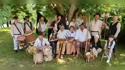 Der Schillingsfürster Bauernhaufen 1525 hat sich für dieses Jahr ein strammes Programm vorgenommen. Das Foto zeigt einige der Aktiven beim letztjährigen Lagerleben. (Foto: Schillingsfürster Bauernhaufen 1525 e. V.)