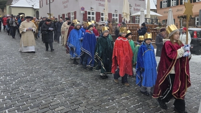 Von der Dreikönigskapelle aus zog die Prozession die Segringer Straße hinab in Richtung Münster St. Georg.  (Foto: Pfarrei St. Georg/Andreas Mack)