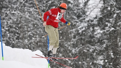 Mit historischer Ausrüstung geht es beim Skirennen „Nostalski“ bergab. (Archivfoto) (Foto: Angelika Warmuth/dpa)