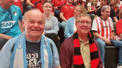 MIchael Beck gehörte in dieser Saison zu den Begleitern von Friedrich Zinnecker bei seinen Besuchen im Spotstudio. Sein einstiger Trainer ist begeisterter Anhänger von 1860 München, Beck Bayern-Fan. Im Studion trug er einen Schal des TSV Dinkelsbühl,  (Foto: privat)