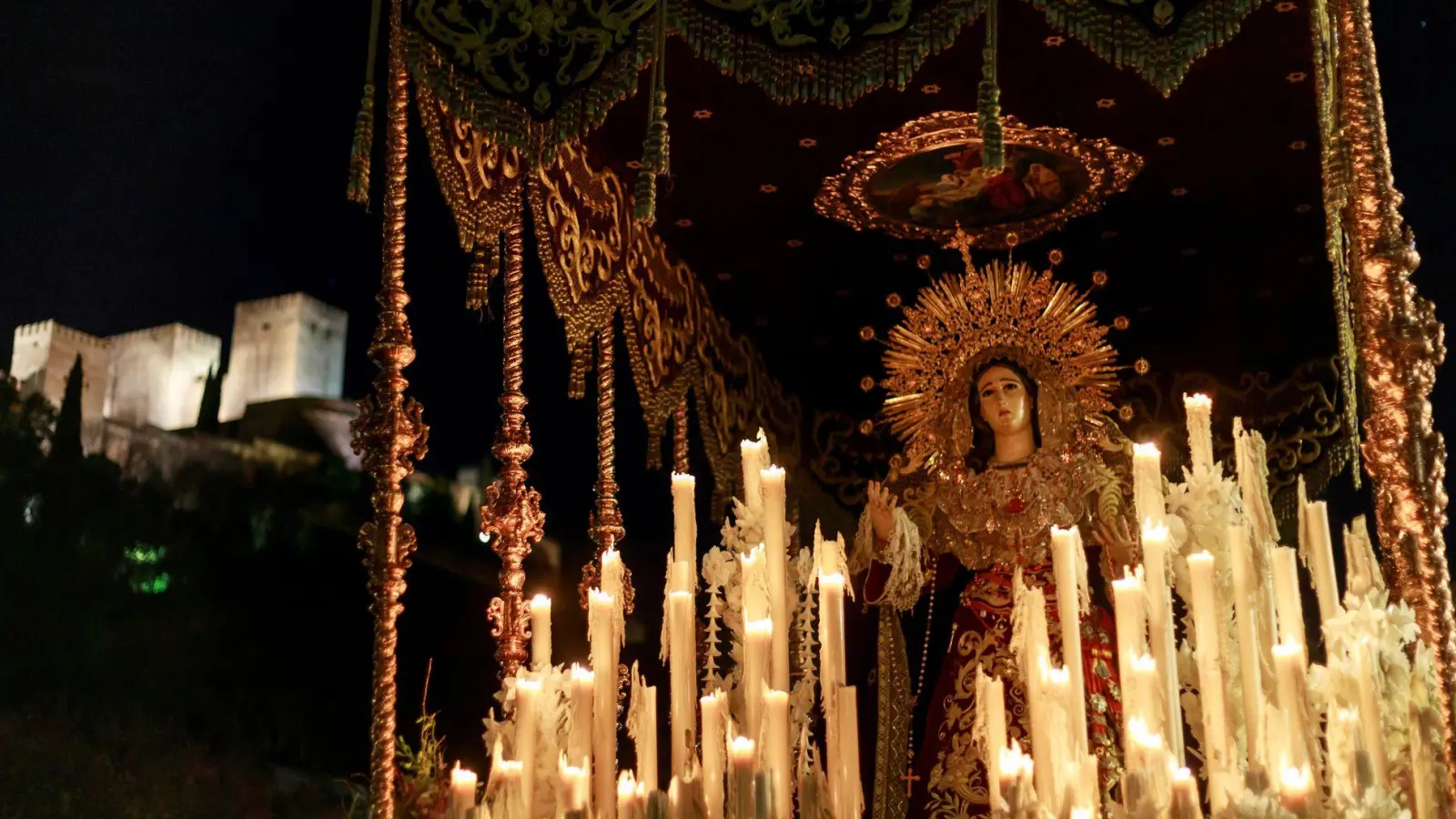 Besonders eindrucksvoll sind die Prozessionen im Süden Spaniens. (Foto: Álex Cámara/EUROPA PRESS/dpa)