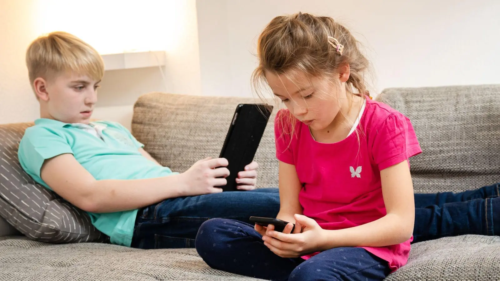 Im aktuellen Test von populären Spiele-Apps für Kinder hat die Stiftung Warentest reihenweise alarmierende und inakzeptable Inhalte gefunden. (Foto: Benjamin Nolte/dpa-tmn/dpa)