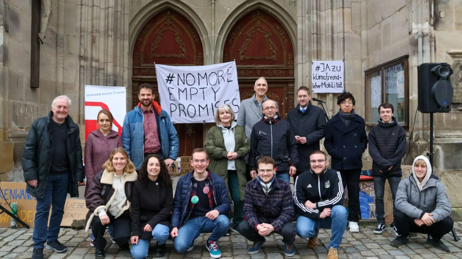 Klare Kante gegen leere Versprechungen: In Dinkelsbühl forderte ein breites Bündnis aus ehrenamtlich Aktiven, Vertretern der Klimabewegung sowie Politikerinnen und Politikern einen Lückenschluss der Bahnlinien von Wassertrüdingen und Dombühl bis nach Nördlingen. (Foto: Martina Haas)