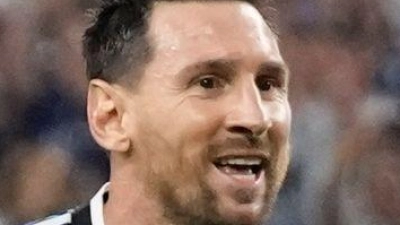 Wirbt für den neuen Spiderman-Film: Fußball-Star Lionel Messi. (Foto: Tony Gutierrez/AP/dpa)