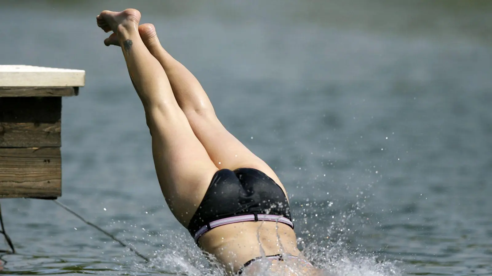 Schützt vor Blasenentzündung: Nach dem Schwimmen zügig etwas Trockenes anziehen. (Foto: Jens Wolf/dpa-Zentralbild/dpa-tmn)