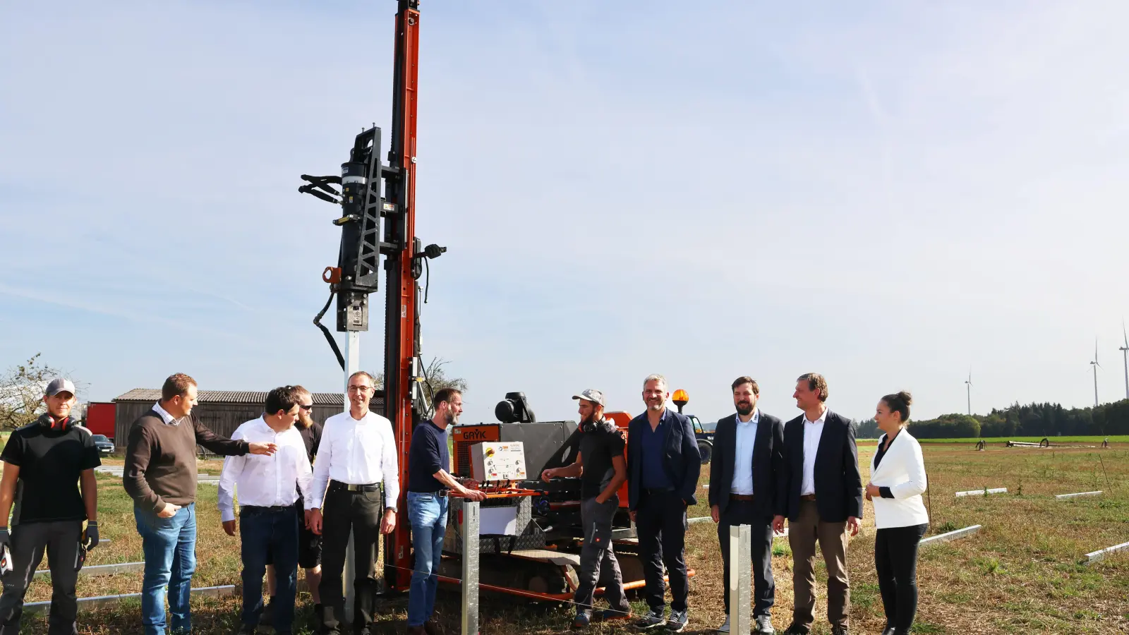 Vertreter aller an der Umsetzung beteiligten Gruppen rammten gestern symbolisch den ersten Pflock der Photovoltaik-Anlage bei Sinbronn in die Erde, die künftig das Werk von TE Connectivity weitgehend mit Strom versorgen soll. (Foto: Martina Haas)