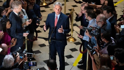 Kevin McCarthy (M), Sprecher des US-Repräsentantenhauses, spricht auf dem Capitol Hill mit Reportern über die Verhandlungen zur Schuldengrenze. (Foto: Jacquelyn Martin/AP/dpa)