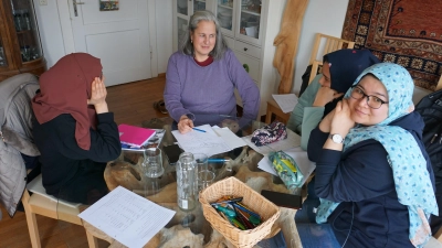 Deutschunterricht bei Astrid Hildebrandt-Wüstner (Mitte): Für ihre Schülerinnen (im Bild) und Schüler sucht die Ansbacherin einen neuen Lehrer oder eine Lehrerin.  (Foto: Andrea Walke)