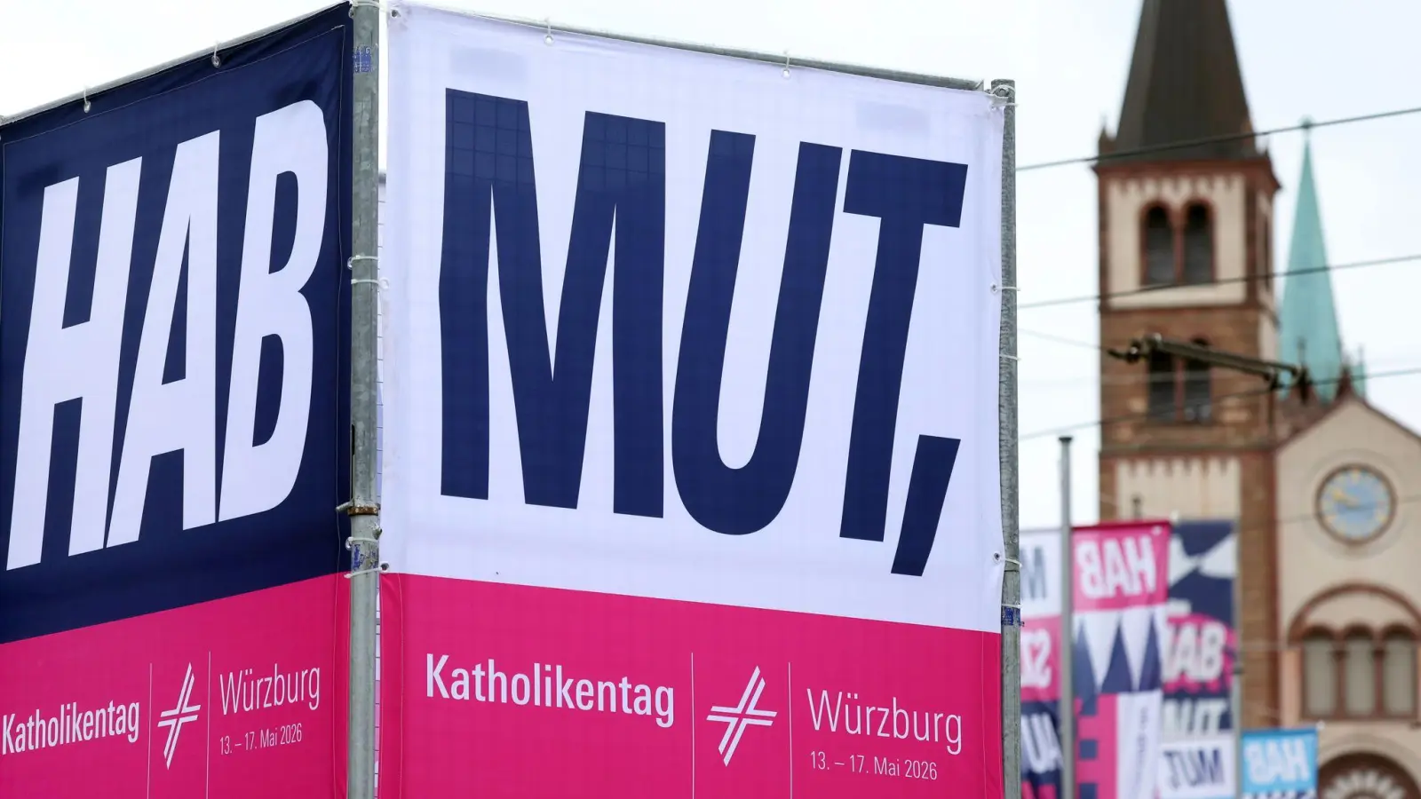 Der Bundespräsident mischt sich in Würzburg unters Volk.  (Foto: Karl-Josef Hildenbrand/dpa)
