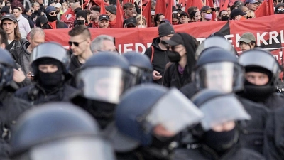 Ein Demonstrationszug am 1. Mai 2023: In diesem Jahr rechnet die Polizei mit aggressiven Demonstranten sowie Angriffen mit Flaschen- und Steinwürfen. (Foto: Michael Kappeler/dpa)