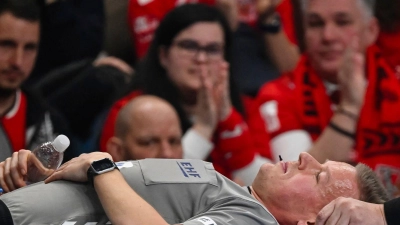 Der dänische Schiedsrichter Jesper Madsen ist beim Champions-League-Spiel zwischen KC Veszprem und Sporting Lissabon kollabiert. (Foto: Tamas Vasvari/MTI/AP/dpa)