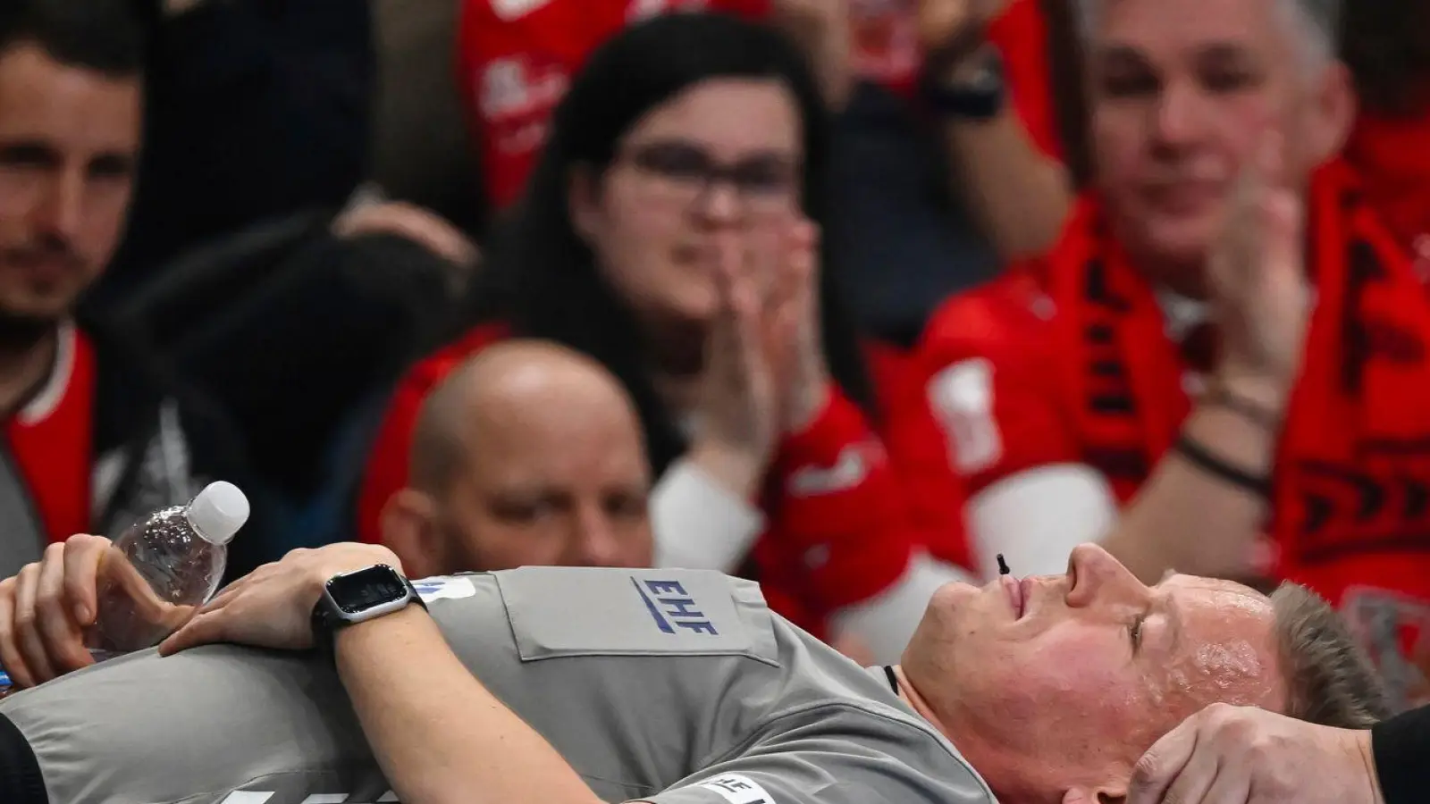 Der dänische Schiedsrichter Jesper Madsen ist beim Champions-League-Spiel zwischen KC Veszprem und Sporting Lissabon kollabiert. (Foto: Tamas Vasvari/MTI/AP/dpa)