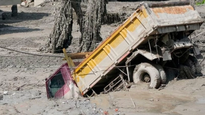 Ein Lkw versinkt in den Schlammmassen. (Foto: Niranjan Shrestha/AP/dpa)
