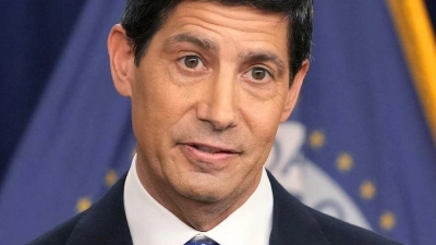 Die Federal Reserve hat erstmals seit Juli 2023 wieder den Leitzins angehoben. (Foto: Mark Schiefelbein/AP/dpa)
