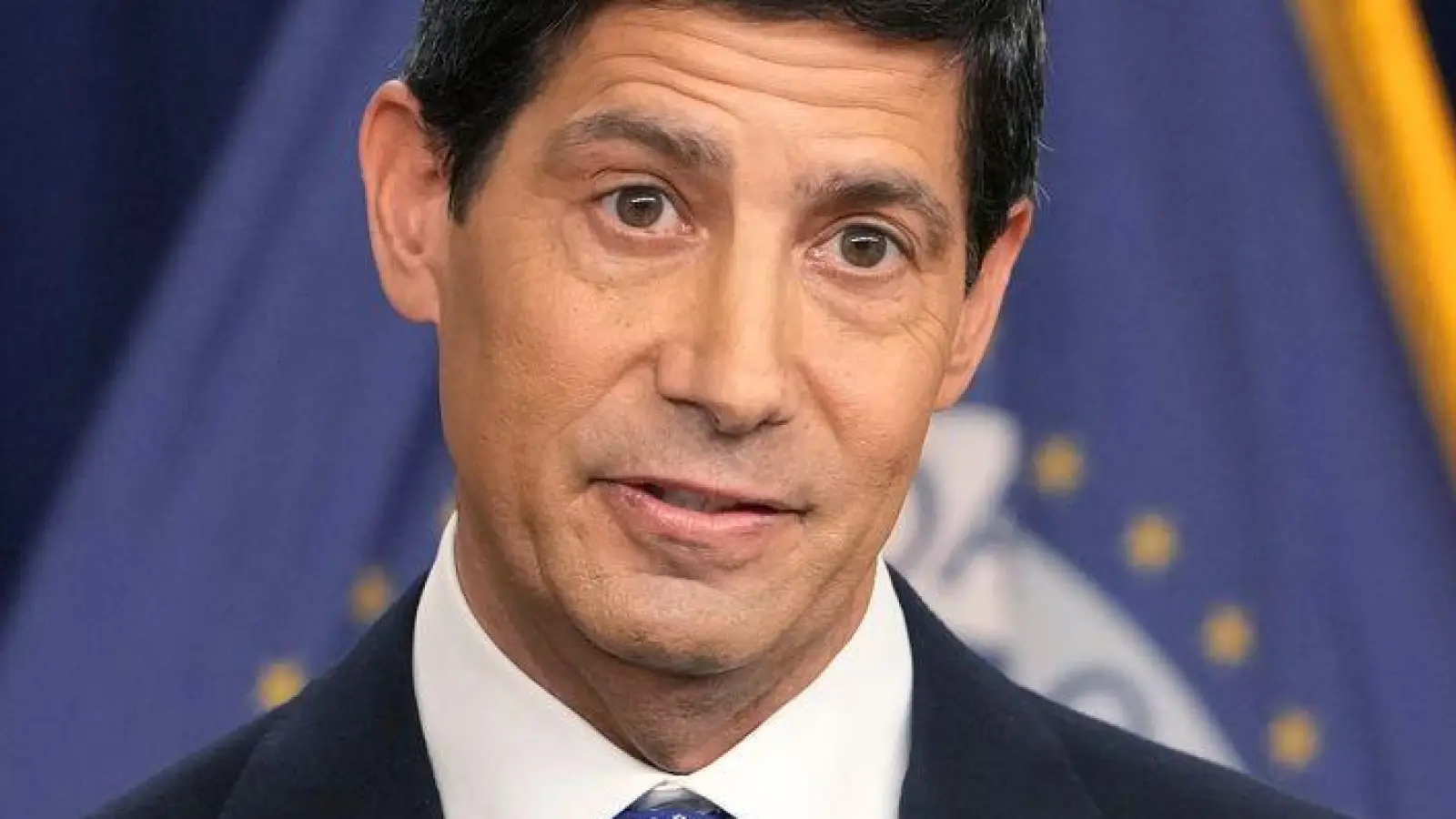 Die Federal Reserve hat erstmals seit Juli 2023 wieder den Leitzins angehoben. (Foto: Mark Schiefelbein/AP/dpa)