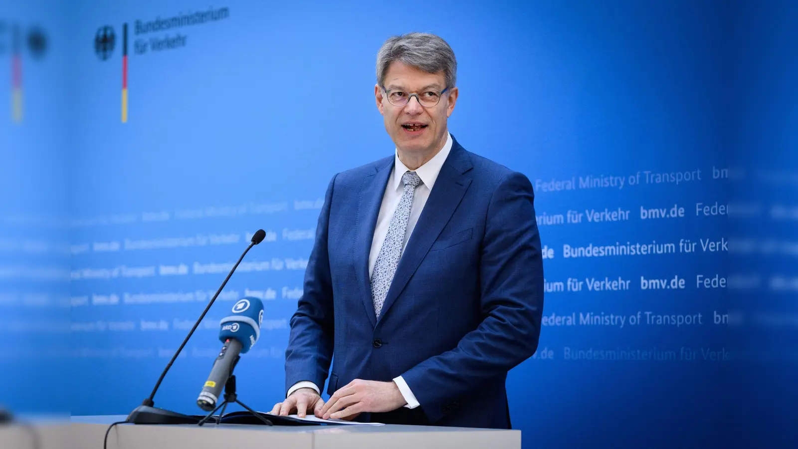 Der Bundesverkehrsminister sieht in der Absenkung der Luftverkehrssteuer einen Beitrag, den Standort Deutschland zu stärken. (Archivbild)    (Foto: Bernd von Jutrczenka/dpa)