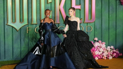 Cynthia Erivo, links, eilte Ariana Grande bei dem Vorfall in Singapur zu Hilfe. (Archivbild) (Foto: Scott A Garfitt/Invision/AP/dpa)