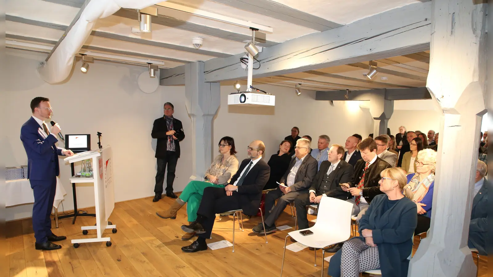 Bezirkstagspräsident Peter Daniel Forster stellte in seiner Rede Mittelfranken als vielfältige Kulturlandschaft mit einer große Zahl unterschiedlicher baulicher Zeugnisse heraus. (Foto: Alexander Biernoth)