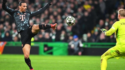 Celtic-Torwart Kasper Schmeichel (r) in Aktion heim Hinspiel gegen Bayerns Leroy Sané. (Foto: Sven Hoppe/dpa)