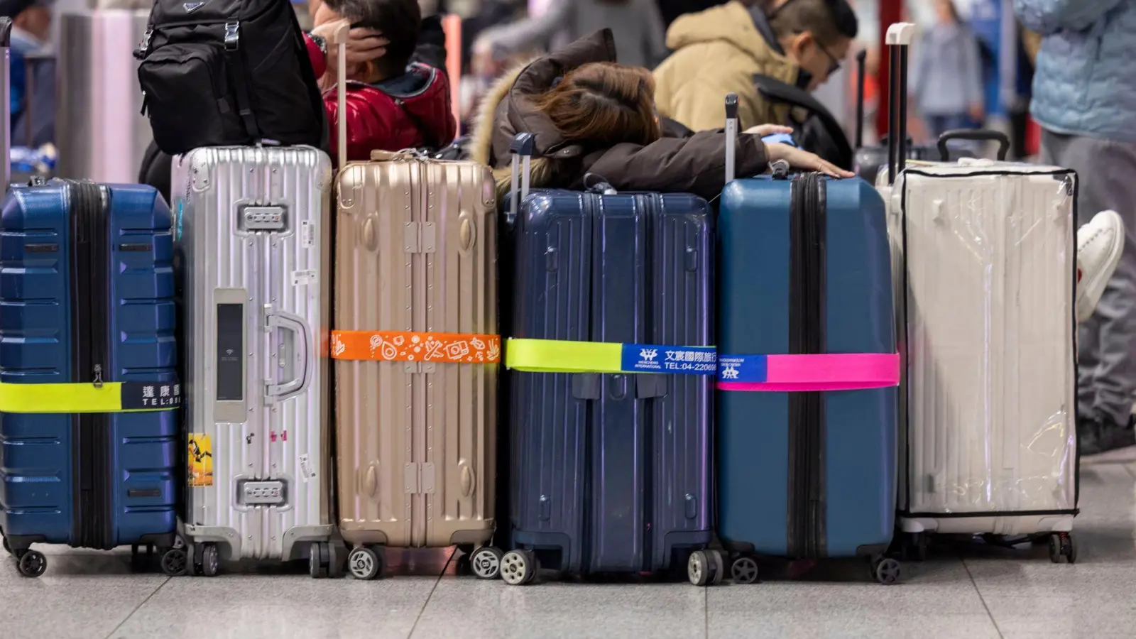 Kommt der Koffer weg, haftet die Airline dafür. (Foto: Thomas Banneyer/dpa/dpa-tmn)